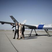 Le Président Bush inspecte le drone Predator. Crédit photo: Getty.